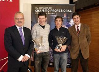 Los ciclistas Delgado y Rubiera recibieron el Premio “Pedro González”