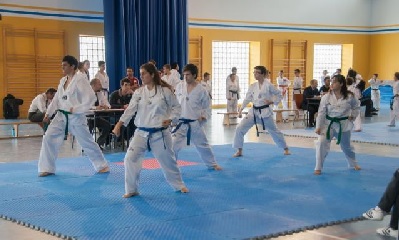 Manifestación del taekwondo local en el Ayto de Villanueva de Perales
